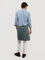 Camisa de micropana celeste para hombre, de corte regular fit y manga larga. Cuenta con cuello abotonado, cierre frontal con botones y detalle de vivo liso en el interior de los puños.