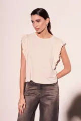 Remera color crema de corte recto con mangas cortas con volados.