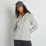 Buzo gris con capucha, cierre frontal con cremallera y bolsillos tipo canguro.