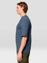 Camiseta de manga corta en color azul, confeccionada en algodón liviano. Presenta un estampado gráfico frontal con el logo de la marca en color negro.