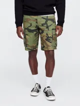 Bermuda cargo color verde militar con bolsillos laterales con solapa y bolsillos delanteros, de corte recto.