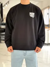 Buzo oversize color beige, con diseño gráfico en la espalda con el texto 'Warm Vibes' en tono marrón y tipografía psicodélica, acompañado de frases secundarias.