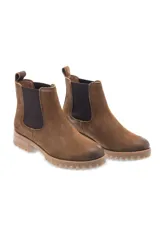 Bota tipo Chelsea de cuero negro con paneles laterales elásticos y suela de goma dentada.