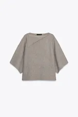 Jersey de punto de corte holgado con cuello solapa asimétrico y mangas anchas por debajo del codo.