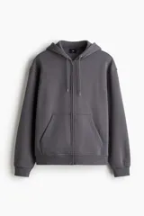 Campera con capucha de felpa gris oscuro, con interior cepillado suave. Modelo de hombros caídos, cierre frontal, bolsillos canguro delanteros y puños y bajo en punto acanalado.