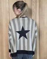Buzo de punto con diseño de rayas verticales en tonos tostado y beige, con una estrella grande en la espalda y terminaciones en color verde oliva. Presenta un corte holgado y mangas anchas.