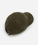 Gorra de béisbol con visera curva, confeccionada en tejido de pana (cotelé) color verde oliva. Presenta un bordado frontal con la inscripción 'Future Studios' en color blanco y cuenta con un sistema de ajuste mediante hebilla metálica en la parte posterior.
