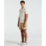 Remera color crema de manga corta en jersey de algodón liviano, con estampa frontal de un pingüino con temática de cóctel.