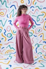 Pantalón sastrero de corte ancho y tiro alto, color rosa viejo, con pinzas delanteras, cierre frontal y botón central a tono.