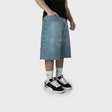 Bermuda de jean estilo baggy, con corte holgado y largo hasta la rodilla. Confeccionada en denim de algodón con textura rústica y acabado en tono azul claro.