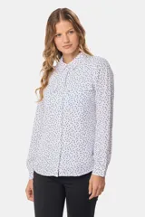 Blusa tipo camisa blanca de manga larga con botones nacarados ocultos con cartera. Tela suave y sedosa con doble capa en el frente para evitar transparencias.