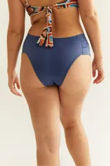 Bombacha de bikini tiro alto color azul marino, con frunce en los costados. Confeccionada con tela que contiene fibra LYCRA® XTRA LIFE™.