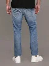 Pantalón de jean celeste, corte slim tapered, con bragueta con cremallera y diseño de cinco bolsillos. Calvin Klein.