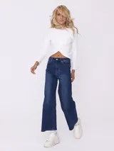 Pantalón de jean azul de corte ancho.