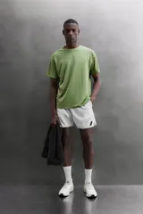 Remera de entrenamiento regular fit de Zara Athleticz, confeccionada en tejido técnico verde melange con estructura, ligero y elástico. Cuenta con tecnología Quick Dry nivel 2, cuello redondo, manga corta, costuras planas y detalle de logo estampado.