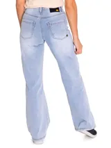 Jeans de corte recto y tiro medio, color celeste claro con efecto lavado. Presenta diseño de cinco bolsillos, cierre frontal con cremallera y botón, y detalles de roturas desgastadas en la pierna izquierda y cadera derecha.