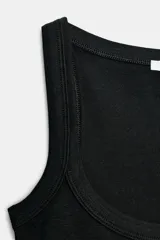 Musculosa de algodón fit entallado con escote redondo y diseño liso.