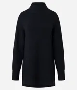 Suéter de punto de corte oversize y largo alargado, con cuello alto, mangas largas y aberturas laterales sutiles. Presenta puños y ruedo con acabado acanalado.