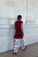 Pantalón de jean color beige con estampado de manchas marrones tipo vaca, de corte wide leg y tiro medio.