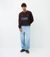 Suéter de punto en jacquard color bordó con diseño de cuello polo y cierre frontal parcial. Presenta estampado frontal con la palabra 'EASY' y la frase 'plans being' en color celeste, además de un pequeño logo bordado. Posee mangas largas con puños acanalados y un corte holgado.