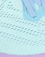 Championes Hoka Bondi 8 color celeste con detalles en lila y blanco.