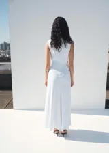 Vestido largo de diseño combinado, con cuerpo sin mangas de cuello redondo y falda evasé fluida. Presenta un corte entallado en la parte superior y cierre de cremallera en la espalda.