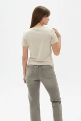 Remera blanca de manga corta con cuello en V y calce holgado, confeccionada en algodón.