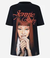 Remera negra de algodón con cuello redondo y mangas cortas. Estampa frontal con la imagen de Jennie Ruby y lettering en rojo.