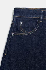 Shorts de denim azul oscuro con tiro alto, calce mom fit y diseño de cinco bolsillos con costuras en contraste.