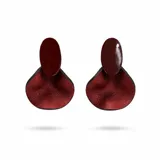 Aros colgantes artesanales de cuero color bordó, compuestos por una pieza superior ovalada lisa y brillante y una pieza inferior con textura y forma ondulada.