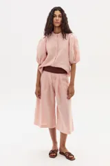 Bermuda color rosa confeccionada en lino, de corte ancho y tiro alto.