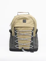 Mochila color arena con detalles en gris y negro. Cuenta con un compartimento principal con cierre, un bolsillo frontal con cordón elástico y bolsillos laterales de malla.