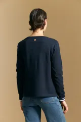 Cardigan negro de tejido suave y liviano, con cierre frontal abotonado y cuello redondo.