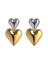 Aros con diseño colgante de dos corazones metálicos abombados, uno superior plateado y uno inferior dorado.