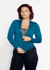 Campera entallada de microfibra color azul petróleo, con cierre frontal y cuello alto.