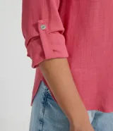 Camisa Marfinno de viscolino color rosado, con cuello padre, escote en V, manga larga y abotonadura delantera. Presenta diseño con barra mullet, siendo más larga en la parte trasera.
