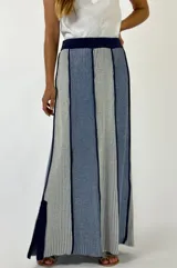 Pollera larga de punto con rayas verticales en tonos de azul y gris.