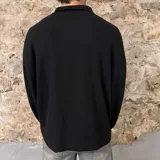 Chomba polo de manga larga confeccionada en tejido de micropanal, con cuello clásico y corte boxy holgado.