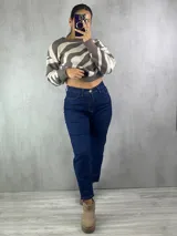 Pantalón jean azul oscuro de corte mom con lycra.