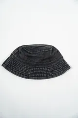 Gorro tipo pescador (bucket hat) de color negro, confeccionado en tela de denim con efecto lavado y textura de cuadrícula en el ala.