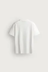 Camiseta regular fit color amarillo, con efecto lavado, cuello redondo y manga corta.