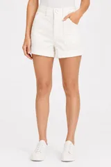 Short de jean blanco de tiro alto, con bolsillos frontales grandes de parche, presillas para cinto y botamanga con dobladillo.