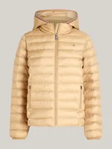 Campera acolchada color beige, con capucha desmontable, cierre frontal y dos bolsillos laterales con cierre. Logo de Tommy Hilfiger bordado en el pecho.