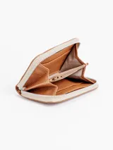 Billetera compacta de cuero plateado, con cierre perimetral y logo grabado en el frente.