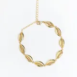 Pulsera dorada con eslabones de cadena y dijes de caracoles.