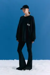Legging de corte oxford confeccionada en lycra tipo neoprene, con cintura cruzada en V, tajo lateral en la botamanga y logo bordado en el delantero.