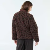 Chaqueta marrón con estampado animal print negro, cuello clásico y cierre con botones.