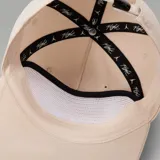 Gorra Jordan Flight Pro de cinco paneles color beige, con diseño sin estructura y bordado frontal con el texto "Flight" y el logotipo Jumpman en color blanco.