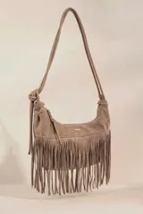 Cartera tipo hobo de gamuza sintética color tostado, con diseño de flecos largos en la parte inferior y correa ajustable con nudo decorativo.
