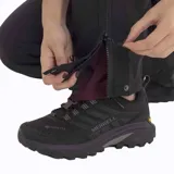 Pantalón impermeable Merrell negro, de corte recto y calce holgado. Cuenta con cintura elástica, bolsillos laterales con cierre y ajuste en los tobillos con cierre y broche.